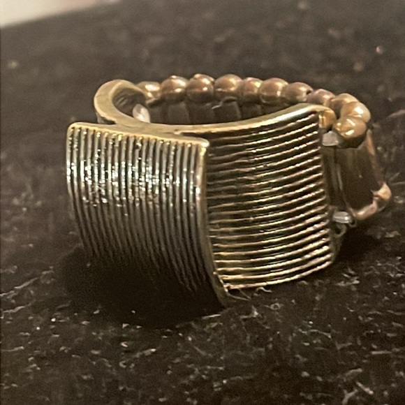 Size 6.5 Modernist gold tone ribbed wide stretch statement ring - Picture 4 of 12